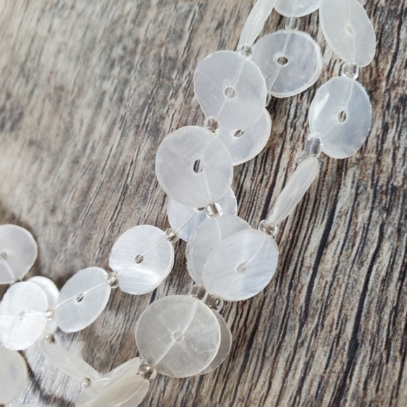 ⭐2/$20 Delicate white shell necklace - Picture 3 of 5